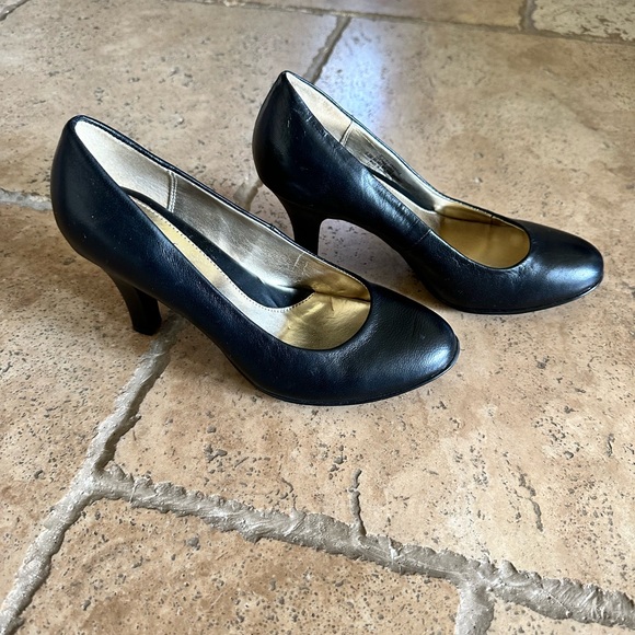 EuroSoft by Soffit black, 3 inch heels. New without tags. - Picture 3 of 5